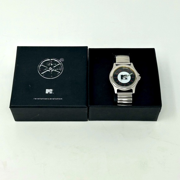MTV NIB 1990’s silver toned stretch band wrist watch - Picture 3 of 5